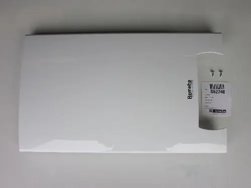 Weißes Kunststoffteil mit Remeha-Logo, geeignet zur Abdeckung. Zwei Schrauben sind im oberen rechten Bereich sichtbar.